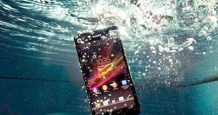 Co zrobić, jeśli nasz smartfon nie jest wodoszczelny, a właśnie wylądował w wodzie? /materiały prasowe
