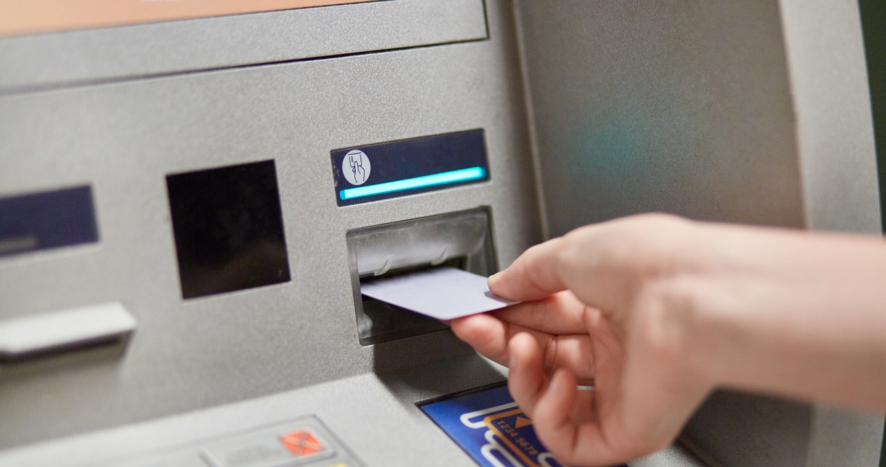 Co zrobić, kiedy bankomat wciągnie kartę? /123RF/PICSEL