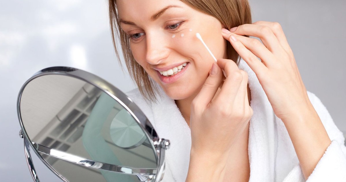 Co zrobić przed makijażem, aby zadbać o skórę? /123RF/PICSEL