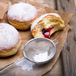 Co zrobić z olejem po smażeniu pączków? Połowa Polaków popełnia błąd