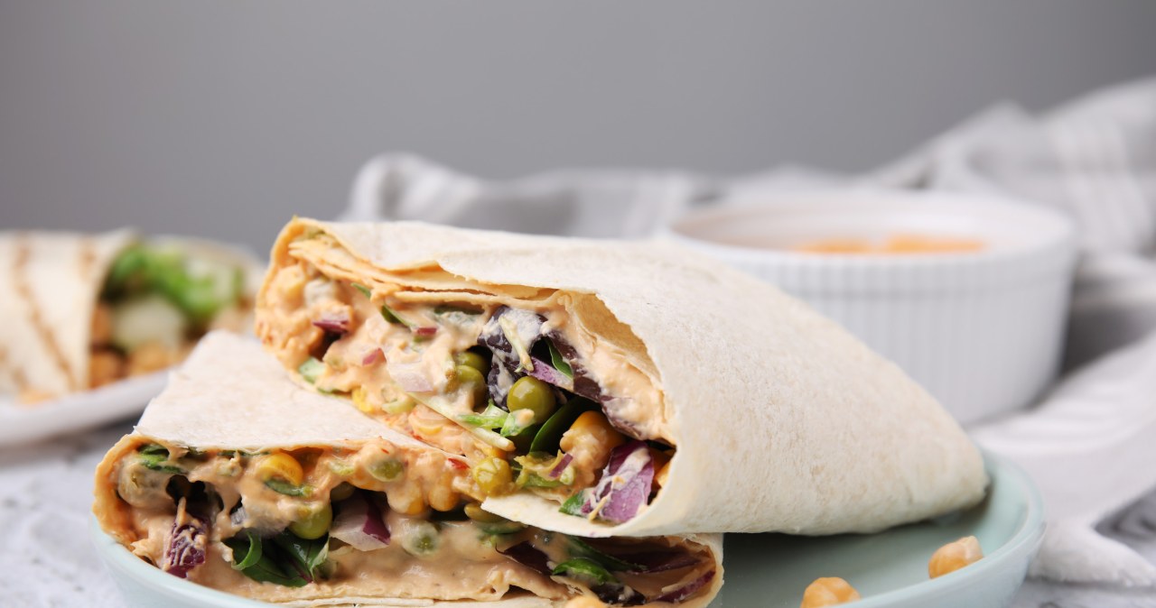 Co zrobić z resztkami ze świąt? Sałatkę jarzynową potraktuj jako część farszu do tortilli /liudmilachernetska /123RF/PICSEL