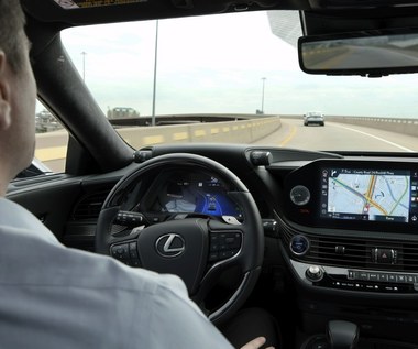 Co zrobić, żeby autonomiczne samochody jeździły jak doświadczeni kierowcy?