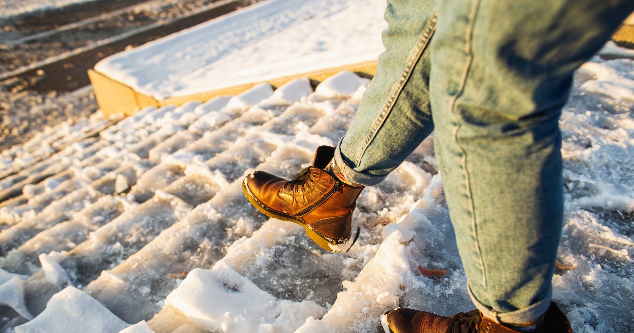 Co zrobić, żeby buty nie były śliskie? Trik, który przyda się w awaryjnych sytuacjach /Pixel