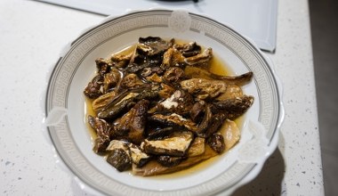 Co zrobić, żeby grzyby suszone nie były gorzkie? Moczenie w wodzie to za mało 