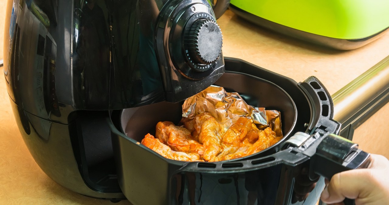 Co zużywa więcej prądu - airfyer czy piekarnik? /123RF/PICSEL