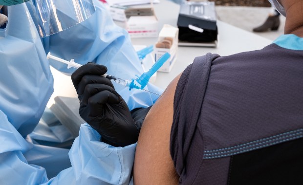 Co zyskają zaszczepieni przeciw Covid-19? Sprawdzamy, co mówi projekt przepisów