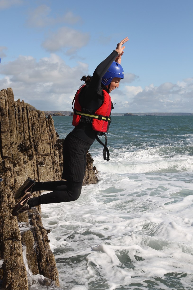 Coasteering, narodowy sport Walii. Pod okiem doświadczonych instruktorów na fale skaczą nawet dziesięciolatki /Getty Images