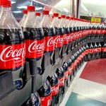 Coca-Cola, Nestle i Danone wprowadzają w błąd? Chodzi o plastikowe butelki