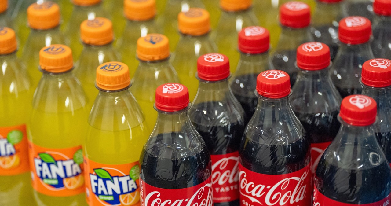 Coca-Cola stawia na opakowania z plastiku. Po wprowadzeniu 25-proc. ceł na aluminium, ograniczy produkcję puszek /Soeren Stache/DPA /AFP