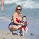 Coco Austin w bikini. Wybrała się z córką na plażę