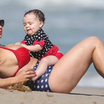 Coco Austin w bikini. Wybrała się z córką na plażę