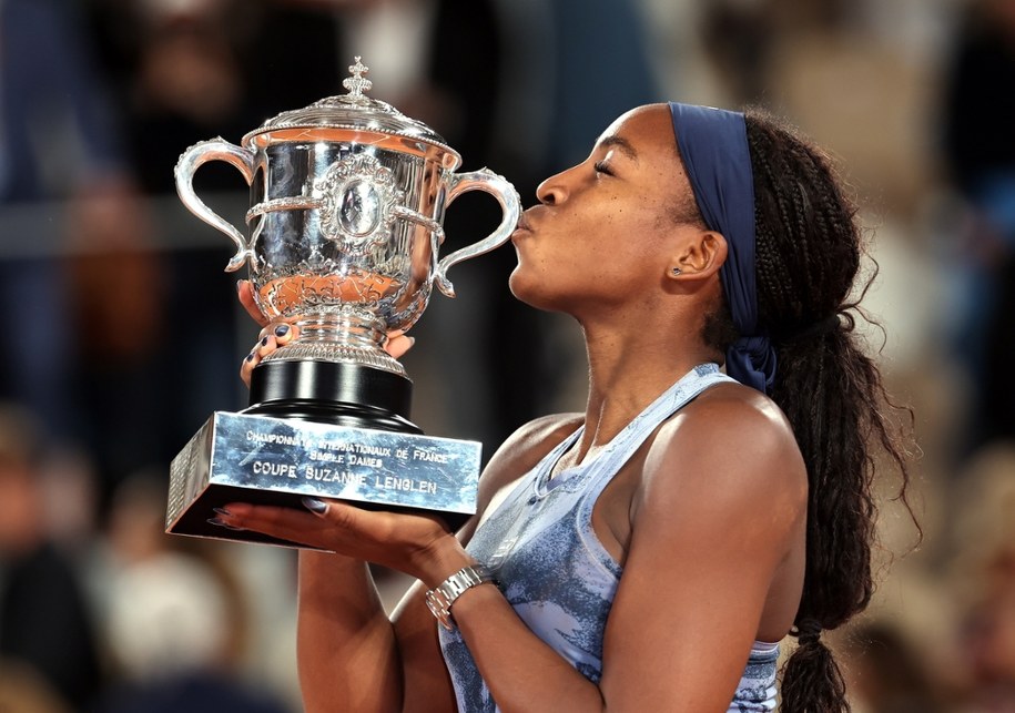 Coco Gauff z pucharem za wygraną French Open /CHRISTOPHE PETIT TESSON /PAP/EPA