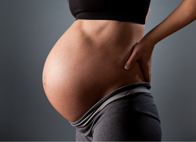Codzienne ćwiczenia zapobiegają problemom z kręgosłupem w ciąży! /123RF/PICSEL