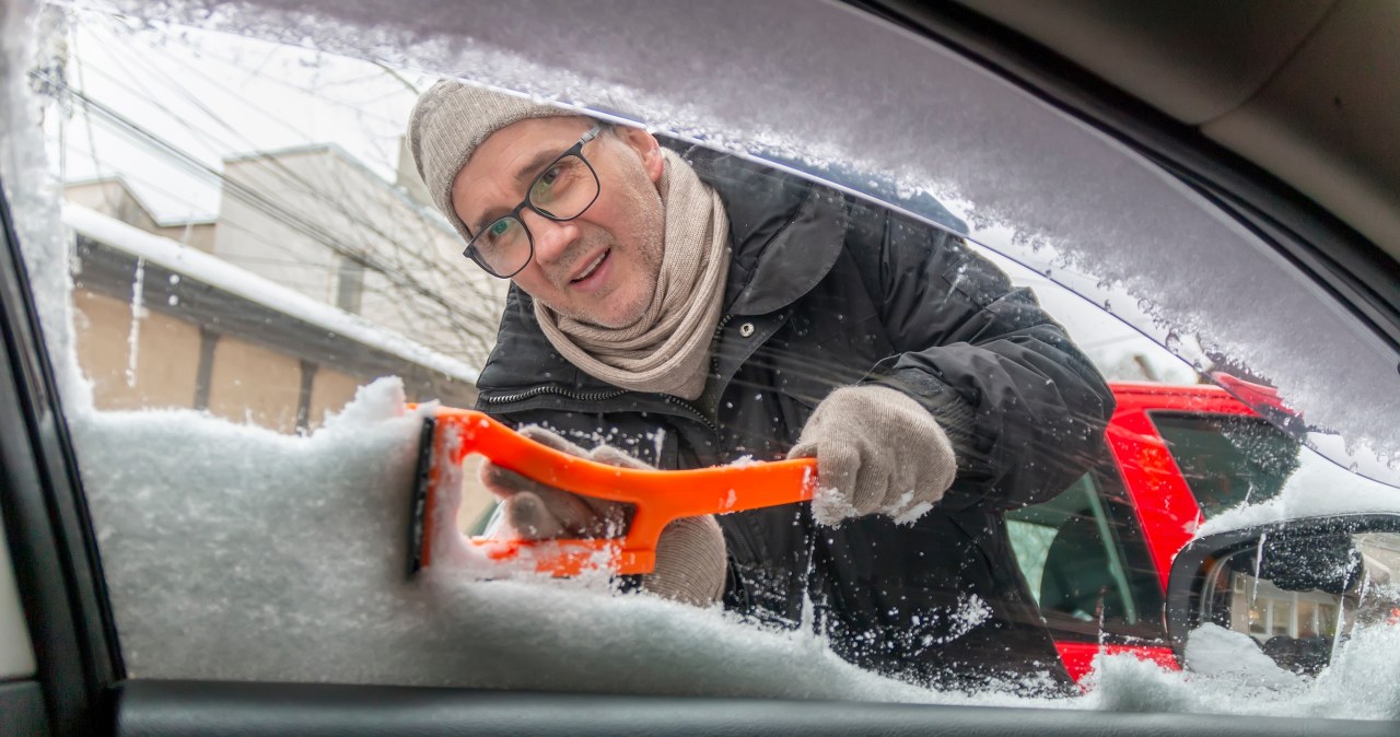 Codzienne czyszczenie szyby samochodu ze szronu i śniegu jest uciążliwe. Sprawdź, jak można to sobie ułatwić. /Pixel