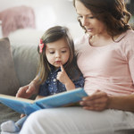 Codzienne czytanie dzieciom przynosi wymierne korzyści