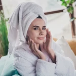 Codzienne nawyki po myciu włosów mogą szkodzić. Sprawdź, jak turban wpływa na kondycję skóry głowy
