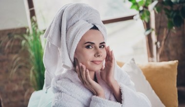 Codzienne nawyki po myciu włosów mogą szkodzić. Sprawdź, jak turban wpływa na kondycję skóry głowy