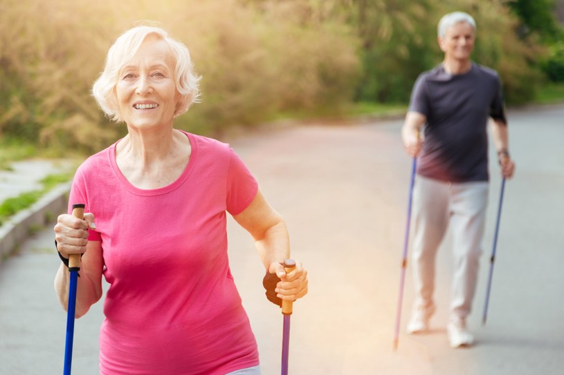 Codzienne spacery powodują, że choroba zwyrodnieniowa stawów postępuje wolniej, a pacjenci odczuwają mniejszy ból /123RF/PICSEL