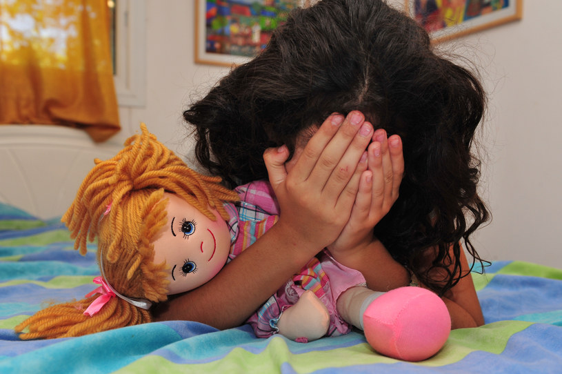 Codziennie na całym świecie tysiące dzieci padają ofiarami przemocy seksualnej /123RF/PICSEL