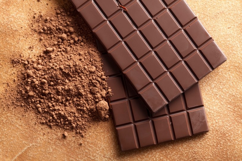Codziennie warto jeść 3-4 kostki ciemnej czekolady /123RF/PICSEL