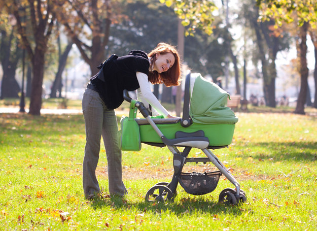 Codzienny spacer korzystnie wpłynie na zdrowie twojego dziecka. /123RF/PICSEL