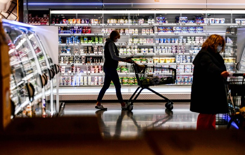 Codzienny zakupy zdrożały o średnio 19,1 proc. w 2022 r. - wynika z raportu UCE Reaserch. /AFP