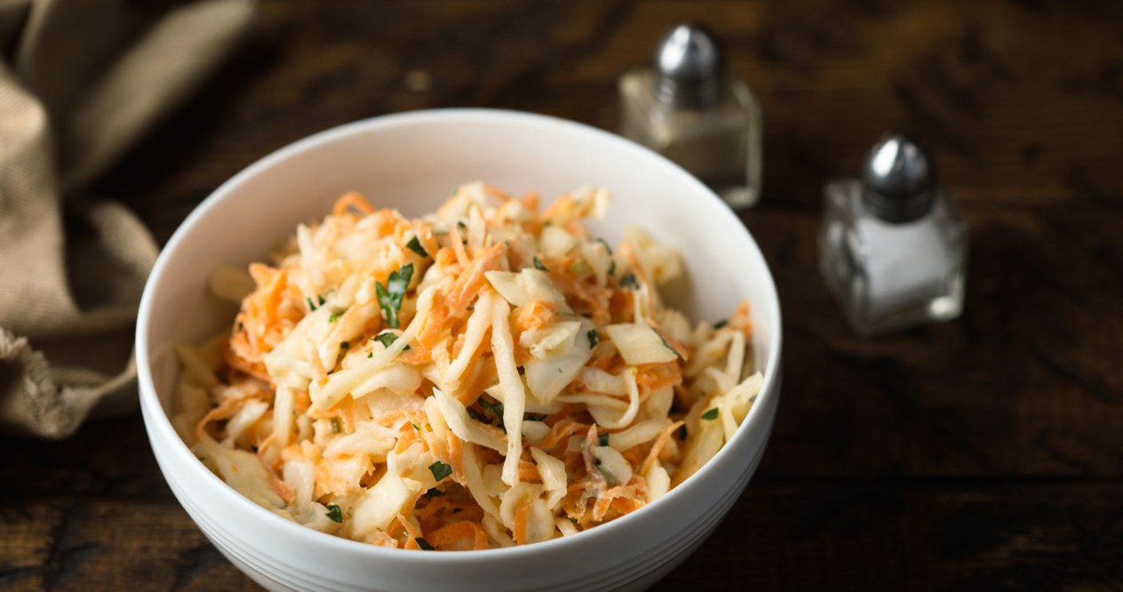 Colesław to świetny dodatek do obiadu /Mariha-kitchen /Canva Pro