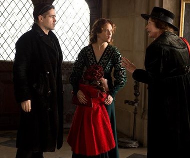 Colin Farrell, Ripley Sobo, Jessica Brown Findlay i Brenda Wehle w scenie z filmu "Zimowa opowieść"