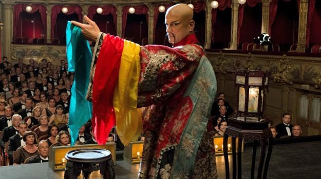 Colin Firth jako chiński iluzjonista Wei Ling Soo w scenie z filmu "Magia w blasku księżyca" /materiały dystrybutora