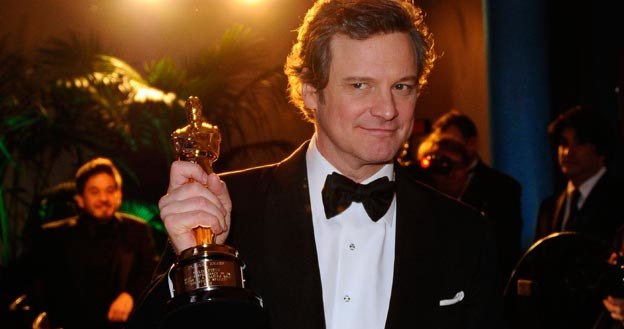 Colin Firth z Oscarem już po zakończeniu gali - fot. Kevork Djansezian /Getty Images/Flash Press Media