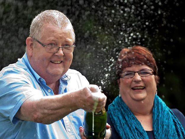 Colin i Christine Weir (na zdjęciu) wygrali w loterii Euromillions 161 653 000 funtów /AFP