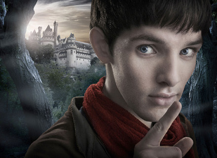 Colin Morgan, znany z serialu "Doktor Who", gra młodego Merlina /materiały programowe