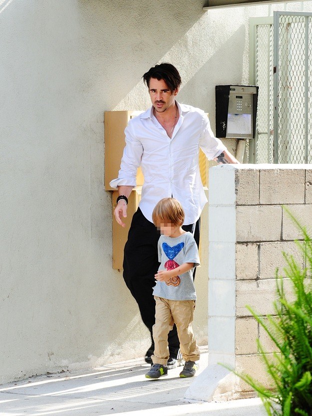 Colin na spacerze z synem /- /East News