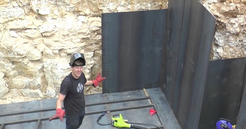 Colin podczas budowy bunkra. Sam go zaprojektował i osobiście nadzorował wszystkie prace /YouTube