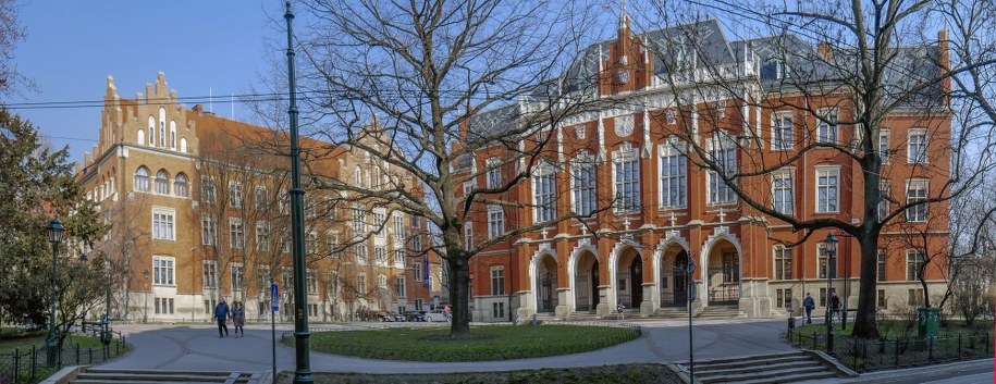 Collegium Novum po lewej budynek Collegium Witkowskiego Uniwersytetu Jagiellońskiego /Jerzy Ochoński   /PAP