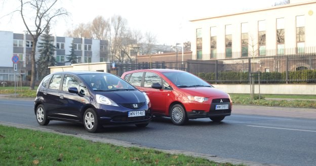 Colt ma więcej miejsca na tylnych siedzeniach, Jazz imponuje wielkością i funkcjonalnością bagażnika. /Motor