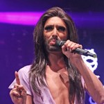 Conchita Wurst śpiewa z odsłoniętym torsem. Same kości!