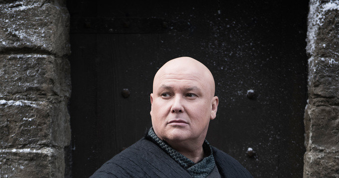 Conleth Hill w ósmym sezonie "Gry o tron" /Helen Sloan /materiały prasowe