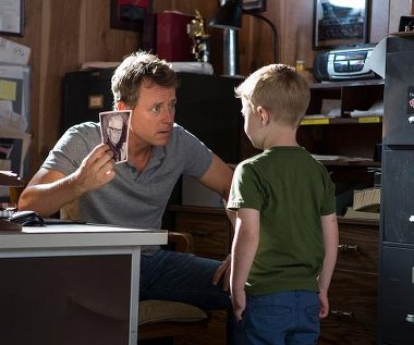 Connor Corum i Greg Kinnear w scenie z filmu "Niebo istnieje... naprawdę"