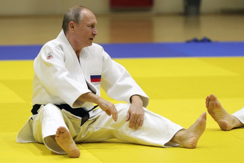 Connors postawiła diagnozę, że Putin musiał w przeszłości przeżyć udar m.in. oglądając jego ćwiczenia judo, gdzie wstając z maty, opierał się na pięściach, a nie otwartych dłoniach tak jakby utracił czucie nerwowe w palcach prawej ręki /MIKHAIL KLIMENTYEV / SPUTNIK / AFP /AFP
