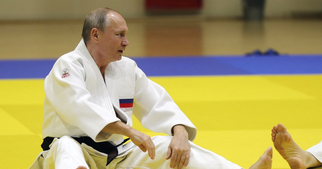 Connors postawiła diagnozę, że Putin musiał w przeszłości przeżyć udar m.in. oglądając jego ćwiczenia judo, gdzie wstając z maty, opierał się na pięściach, a nie otwartych dłoniach tak jakby utracił czucie nerwowe w palcach prawej ręki /MIKHAIL KLIMENTYEV / SPUTNIK / AFP /AFP