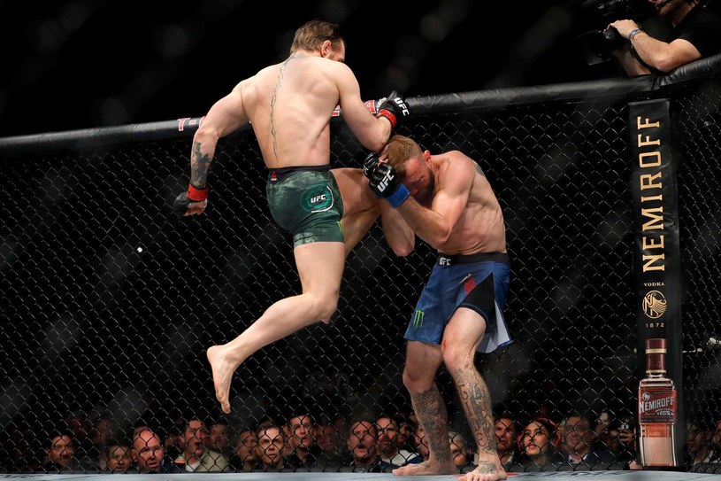 Conor McGregor atakuje Donalda Cerrone /AFP