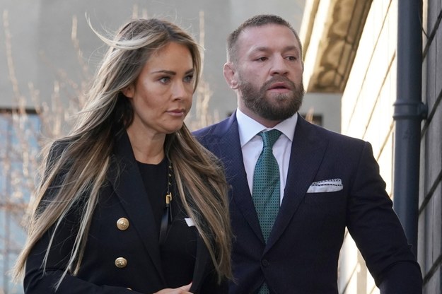 Conor McGregor ze swoją partnerką przed sądem w Dublinie /BRIAN LAWLESS  /PAP/PA