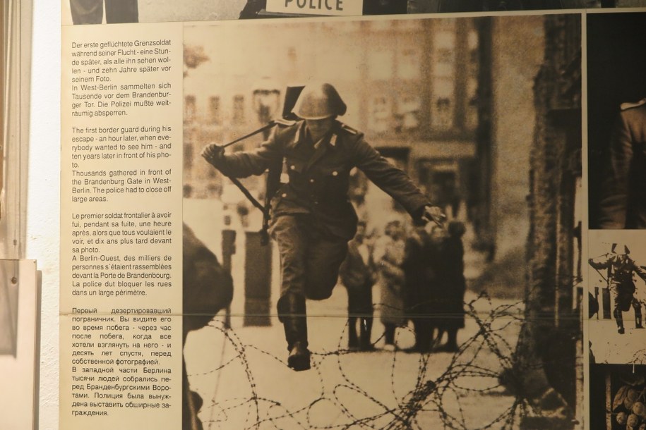 Conrad Schumann ponad zasiekami /Aneta Łuczkowska /RMF FM