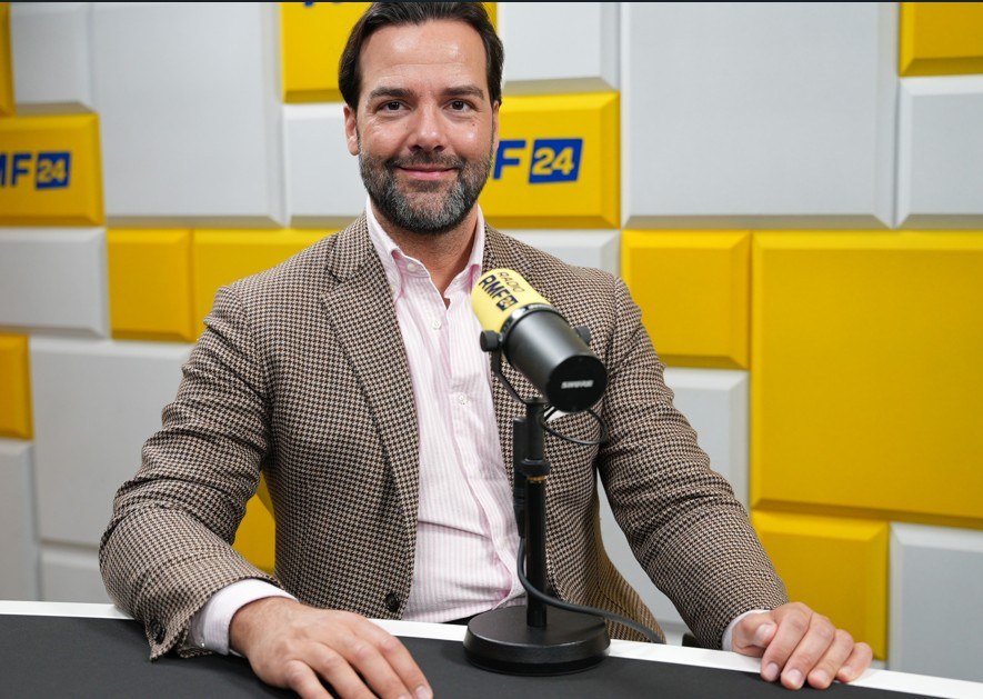 Conrado Moreno-Szypowski - dziennikarz, konferansjer i jeden z najbardziej rozpoznawalnych uczestników "Europa da się lubić" - opowiada o swoim dzieciństwie w Hiszpanii lat 80., przeprowadzce do Polski i kulisach udziału w kultowym programie /Bartosz Dusza /RMF FM