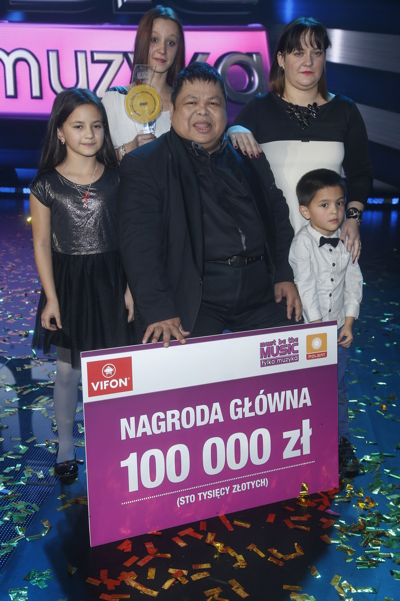 Conrado Yanez z rodziną i czekiem na 100 tys. zł za wygraną w "Must Be The Music" /AKPA
