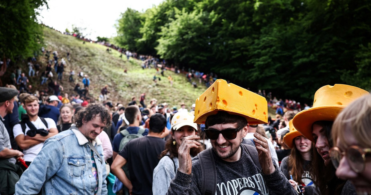 Cooper's Hill Cheese-Rolling and Wake to coroczna impreza, na którą przybywają tłumy. Wyścig o ser ma długą tradycję. /HENRY NICHOLLS / AFP /East News