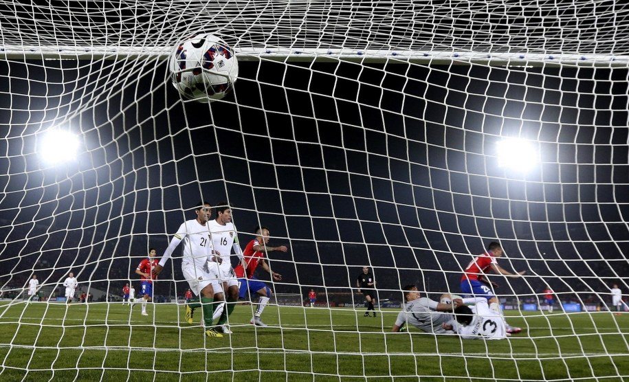 Copa America: Gol chilijskiego pomocnika Charlesa Aranguiza w meczu z Boliwią /MARIO RUIZ /PAP/EPA