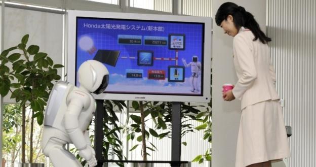 Coraz bardziej ludzki robot - ASIMO /AFP