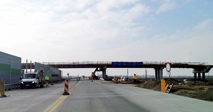 Coraz bliżej końca budowy autostrady A1 w woj. łódzkim /ANDRZEJ ZBRANIECKI /Agencja SE/East News